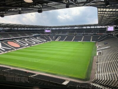 Pelouse et tribunes d un stade de football