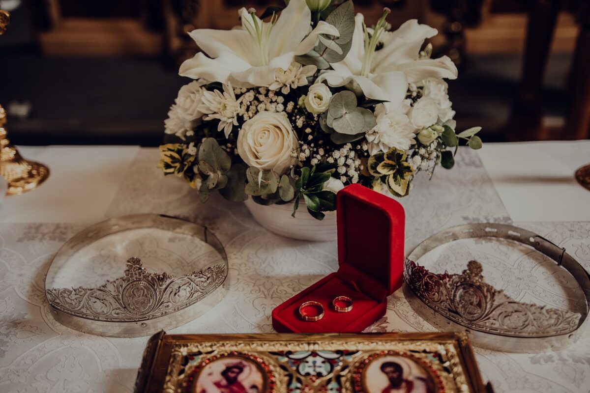 Décoration florale de mariage avec alliances (image d illustration)