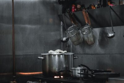 Cuisine professionnelle en inox, sans personne - image d'illustration