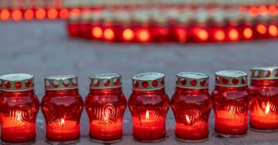 Bougies allumees en hommage