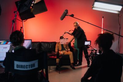 Plateau de tournage : une équipe de cinéma installe une scène en intérieur